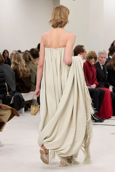 Look 100
